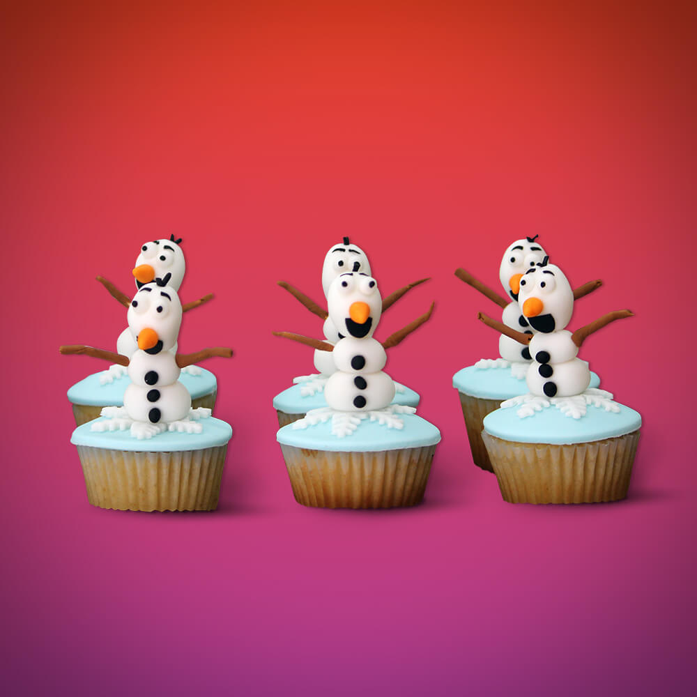 La imaginación no tiene limites y con estos bellos y deliciosos cupcakes decorados con Olaf lo podemos probar.